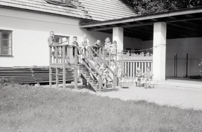 Tallinna 18. Lasteaed Pioneeride tänaval (Toom-Kuninga). Lapsed maja ees mängimas.  similar photo