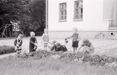 Tallinna 18. Lasteaed Pioneeride tänaval (Toom-Kuninga). Lapsed lasteaia ümbruse eest hoolitsemas.  similar photo
