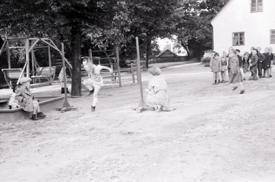 Tallinna 18. Lasteaed Pioneeride tänaval (Toom-Kuninga). Lapsedvõimlemistunnis üle nööri hüppamas.  similar photo