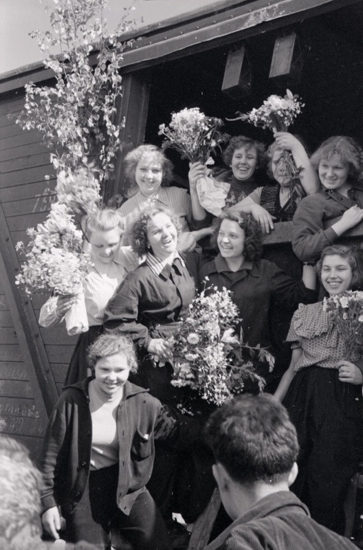 Viljakoristustöödele sõitjad Kopli kaubajaamas.