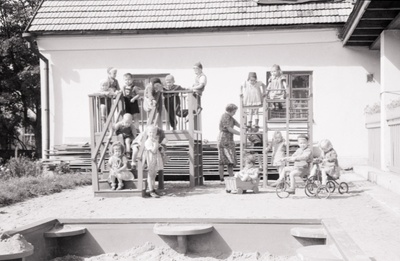 Tallinna 18. Lasteaed Pioneeride tänaval (Toom-Kuninga). Lapsed maja ees mängimas.  similar photo