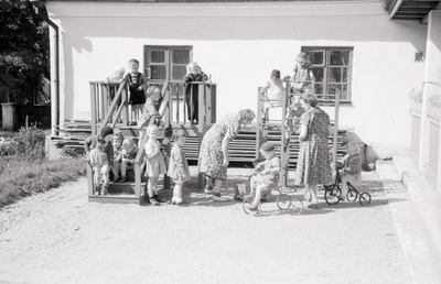 Tallinna 18. Lasteaed Pioneeride tänaval (Toom-Kuninga). Lapsed maja ees mängimas.  similar photo
