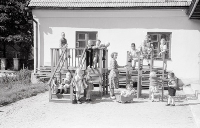 Tallinna 18. Lasteaed Pioneeride tänaval (Toom-Kuninga). Lapsed maja ees mängimas.  similar photo