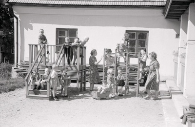 Tallinna 18. Lasteaed Pioneeride tänaval (Toom-Kuninga). Lapsed maja ees mängimas.  similar photo