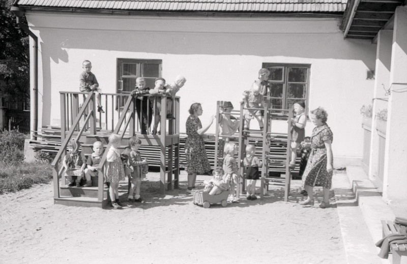 Tallinna 18. Lasteaed Pioneeride tänaval (Toom-Kuninga). Lapsed maja ees mängimas.