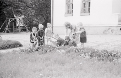 Tallinna 18. Lasteaed Pioneeride tänaval (Toom-Kuninga). Lapsed lasteaia ümbruse eest hoolitsemas.  similar photo