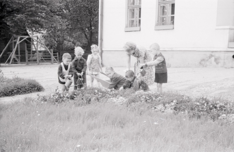 Tallinna 18. Lasteaed Pioneeride tänaval (Toom-Kuninga). Lapsed lasteaia ümbruse eest hoolitsemas.