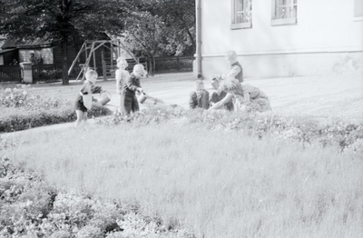 Tallinna 18. Lasteaed Pioneeride tänaval (Toom-Kuninga). Lapsed lasteaia ümbruse eest hoolitsemas.  similar photo