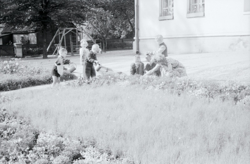 Tallinna 18. Lasteaed Pioneeride tänaval (Toom-Kuninga). Lapsed lasteaia ümbruse eest hoolitsemas.