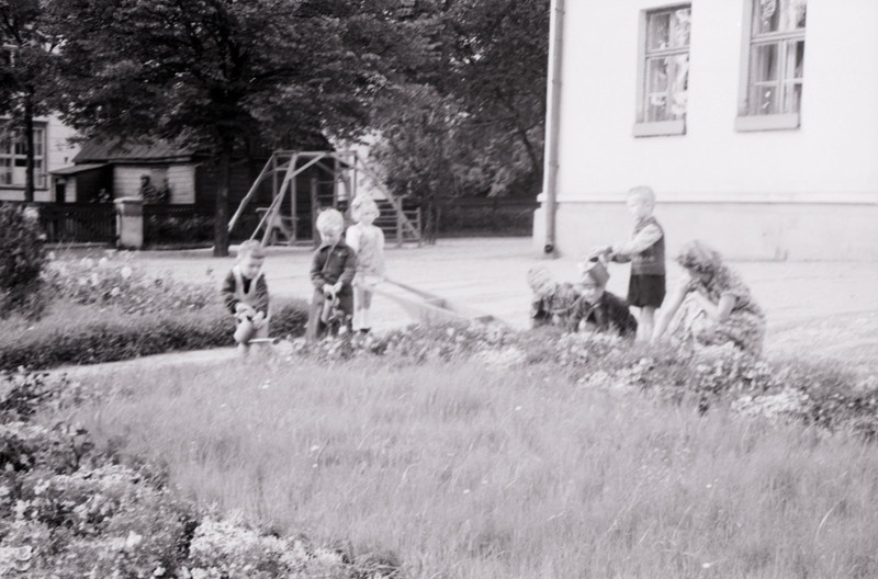 Tallinna 18. Lasteaed Pioneeride tänaval (Toom-Kuninga). Lapsed lasteaia ümbruse eest hoolitsemas.