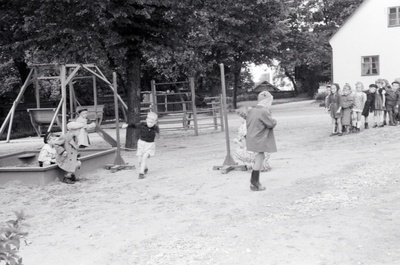 Tallinna 18. Lasteaed Pioneeride tänaval (Toom-Kuninga). Lapsedvõimlemistunnis üle nööri hüppamas.  similar photo