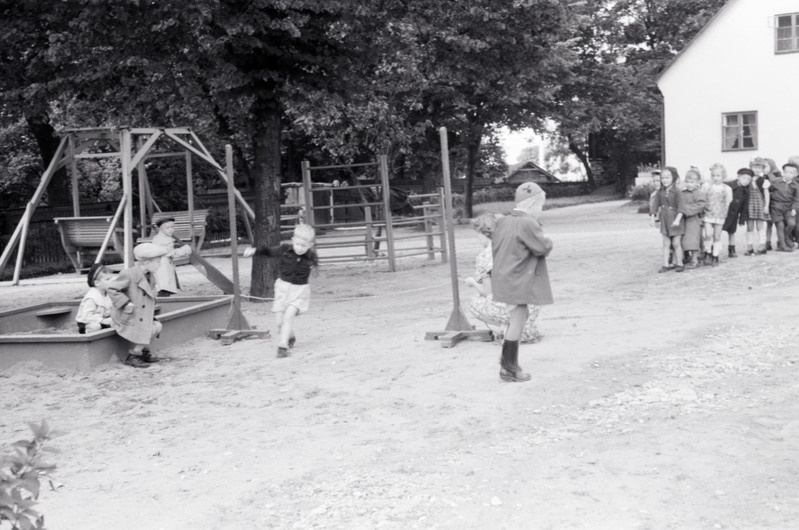 Tallinna 18. Lasteaed Pioneeride tänaval (Toom-Kuninga). Lapsedvõimlemistunnis üle nööri hüppamas.