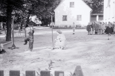 Tallinna 18. Lasteaed Pioneeride tänaval (Toom-Kuninga). Lapsedvõimlemistunnis üle nööri hüppamas.  similar photo