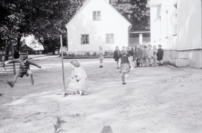 Tallinna 18. Lasteaed Pioneeride tänaval (Toom-Kuninga). Lapsedvõimlemistunnis üle nööri hüppamas.  similar photo