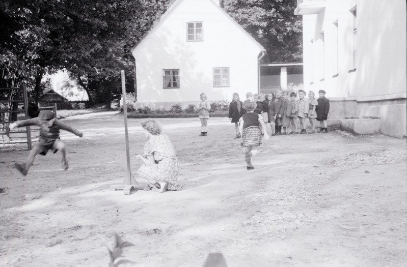 Tallinna 18. Lasteaed Pioneeride tänaval (Toom-Kuninga). Lapsedvõimlemistunnis üle nööri hüppamas.