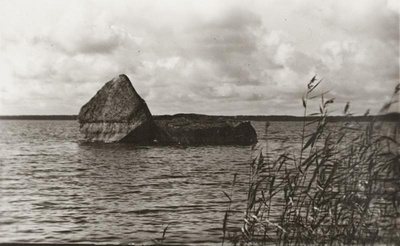 Fotopostkaart - Lindakivi Ülemiste järves, Tallinn ~ 1928  duplicate photo