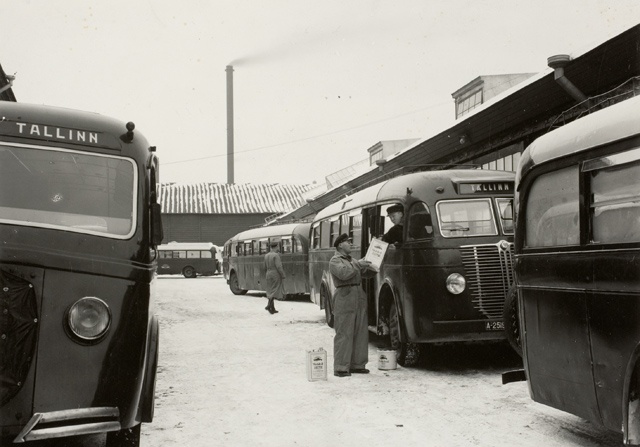 Bussiettevõtte Mootor autobussid Sadama tänava garaažide ees 1939.-1940. a talvel