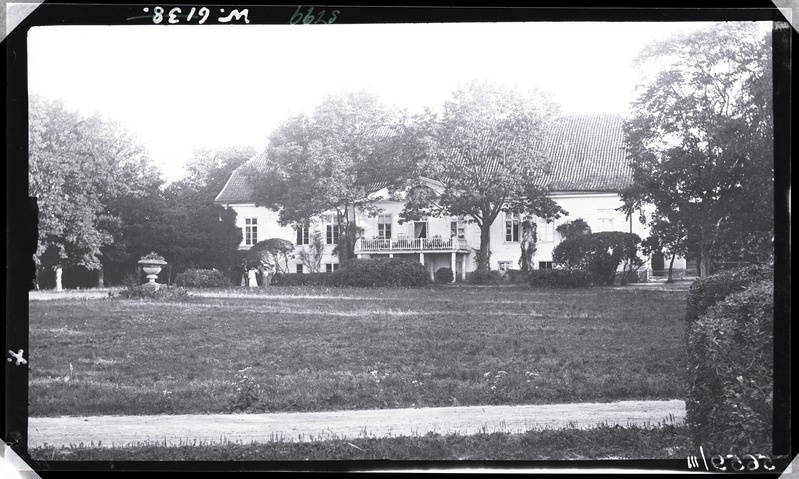 Vaemla mõis Hiiumaal. Keldrikorrusega kivikatusega ühekorruseline härrastemaja, ees lahtine rõdu.