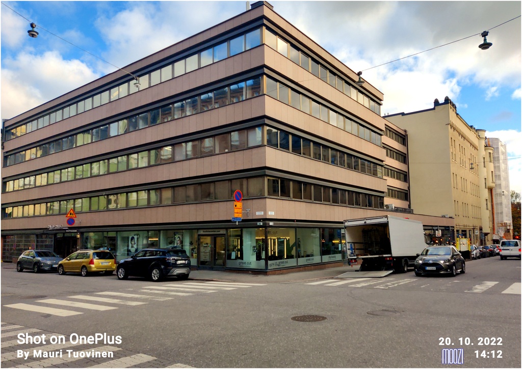 Näkymä Annankatua pitkin kaakon suuntaan, vas. Annankatu 23, 21, 19 - Vladimirinkatu (=Kalevankatu) 13, 12. Katutason liiketiloissa mm. räätäli F. Ålander ja läkkiseppä A. W. Enbom. rephoto