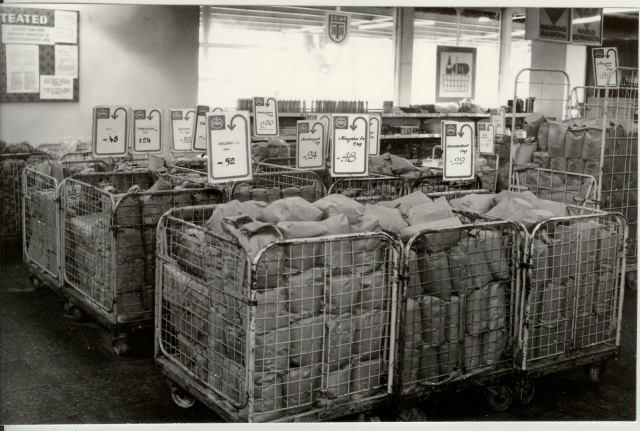 foto kauplus Paide sisevaade Keskväljak 1988