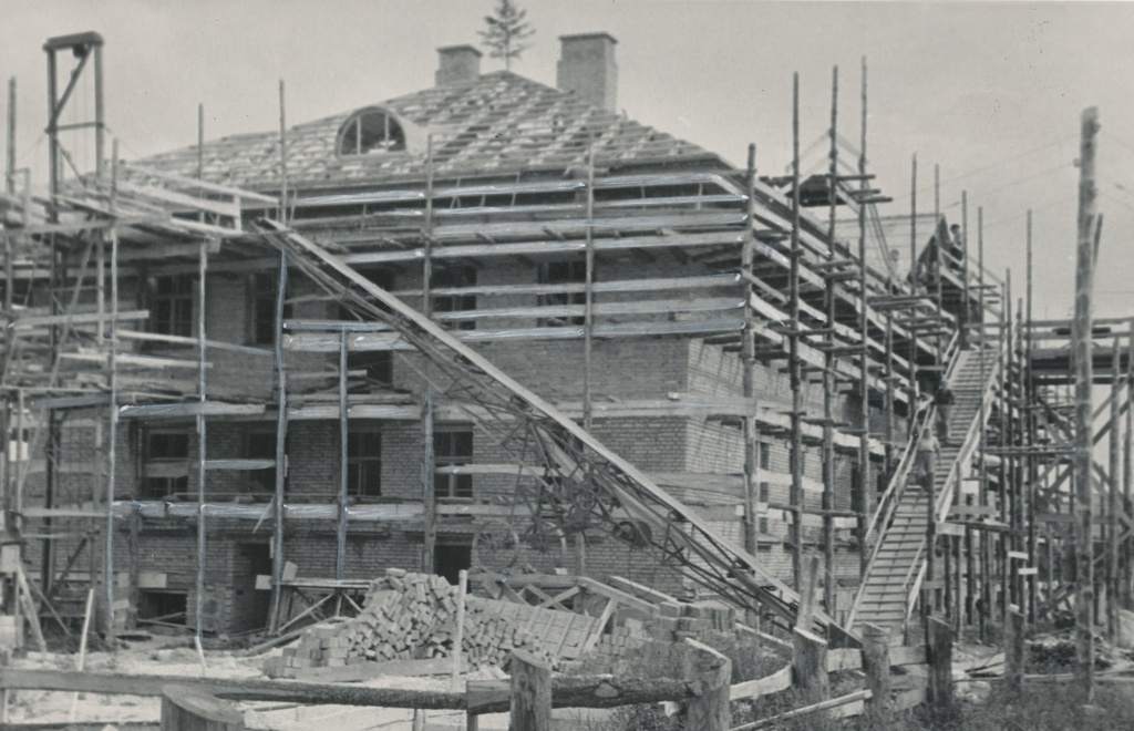 Foto. Vaade ehitatavale Vastseliina kooli internaadi hoonele 1.augustil 1953.a.