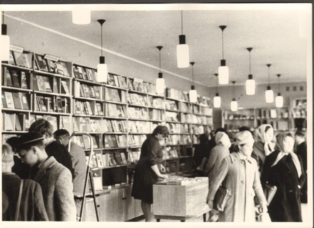 foto ja negatiiv, Paide raamatukaupluse sisevaade 1966.a.