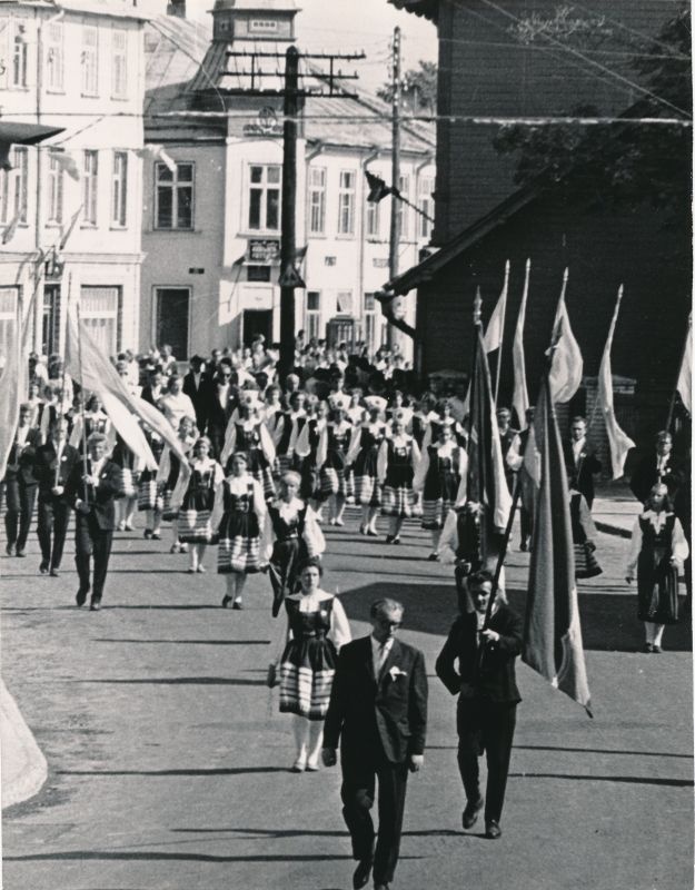 Foto. Haapsalu laulupäeva rongkäik, 1968.