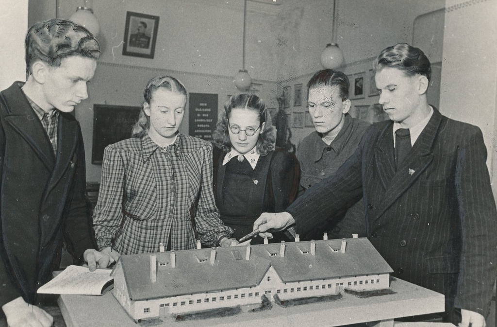 Foto. Antsla Põllumajandustehnikumi õpilased, agronoomia III kursuselt 1953.a detsembris,vasakult V.Kallas,M.Kallion,H.Suss,K.Urbanik ja O.Lukka.