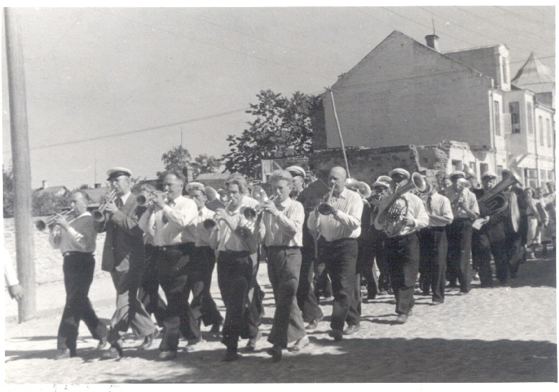 Foto. Haapsalu laulupäeva rongkäik Posti tänava alguses. Sammuvad mänguhoos puhkpilliorkestrid. 10.07.1949.