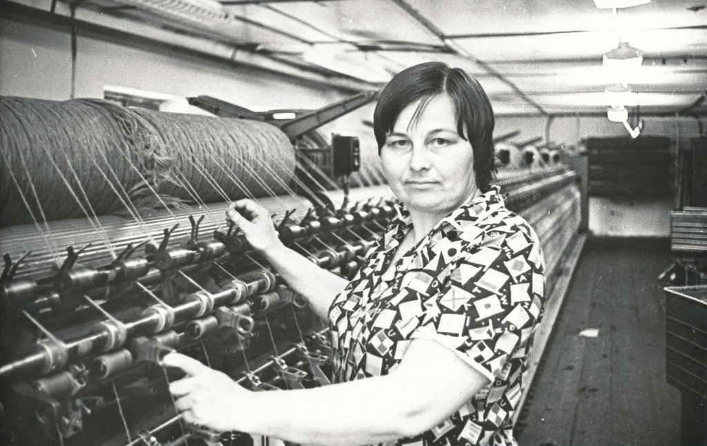 Foto. Tekstiilivabriku "Areng" Rõuge tsehhi kuduja 1981.a.