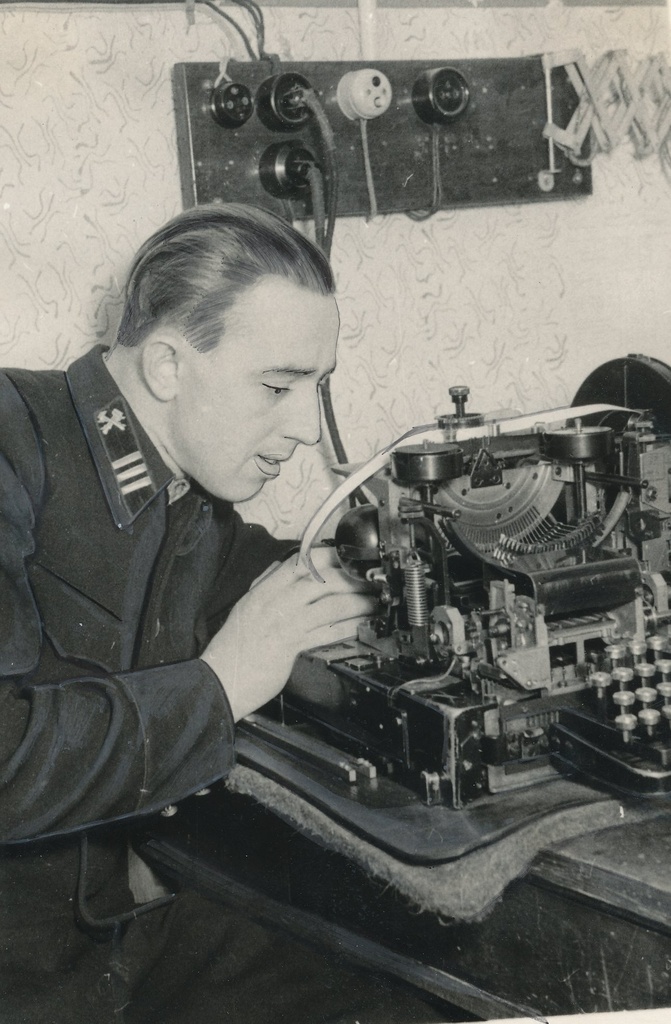 Foto. Vastseliina sidejaoskonna tehnik Kallistrad Tirp telegraafiaparaati remontimas 1956.a jaanuaris.