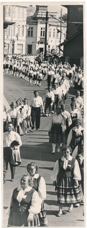Foto. Haapsalu raj. laulupäeva rongkäik Võidu tänaval. Juuni 1966.