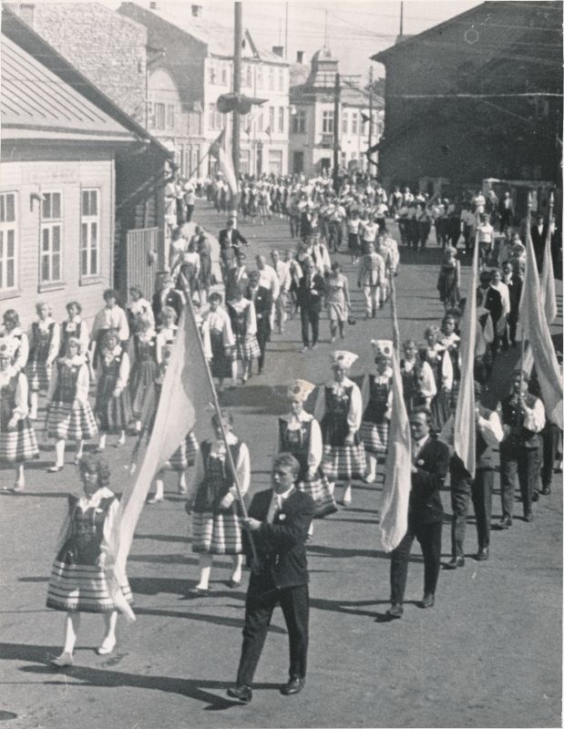 Foto. Haapsalu laulupäeva rongkäik, 1968.