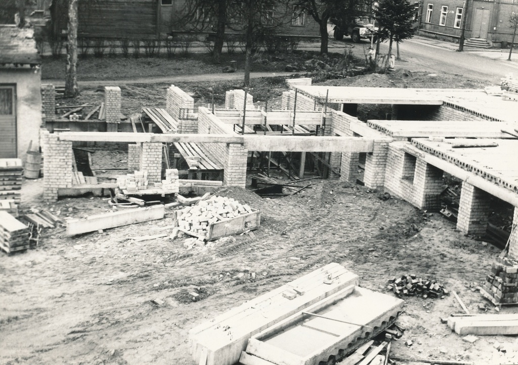 Foto. Vaade ehitatavale Võru Koduloomuuseumile õuelt 1977.a. sügisel.