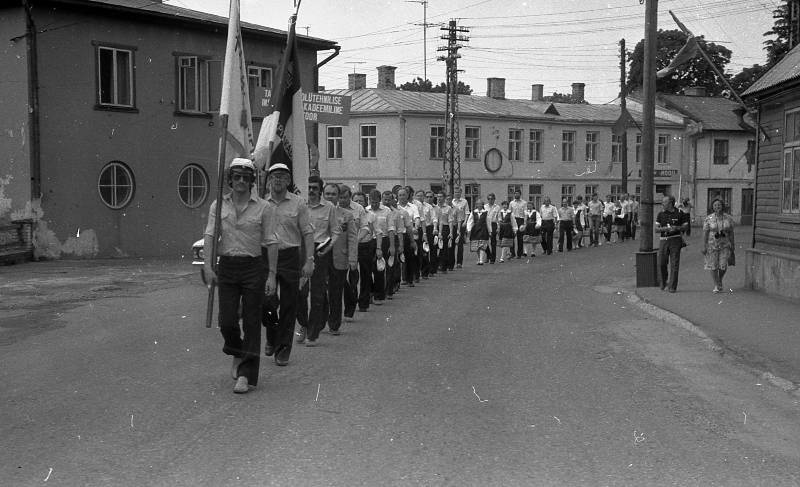 A. Nilsoni kogu. Negatiiv. Naiskooride laulupäev. Haapsalu 1984. Rongkäik. TPI Akadeemiline Meeskoor rongkäigus.