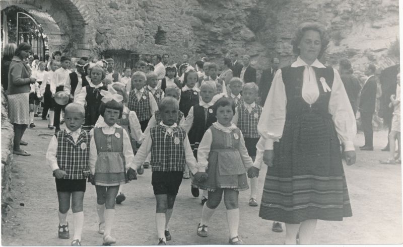 Foto. Haapsalu raj. laulupäev. Laste rongkäik saabub lossiparki. Juuni 1966.