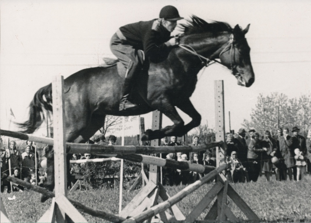 Foto. Kollom, Raigo Väimelas ratsavõistluste demonstratsioonesinemistel 1971.a.