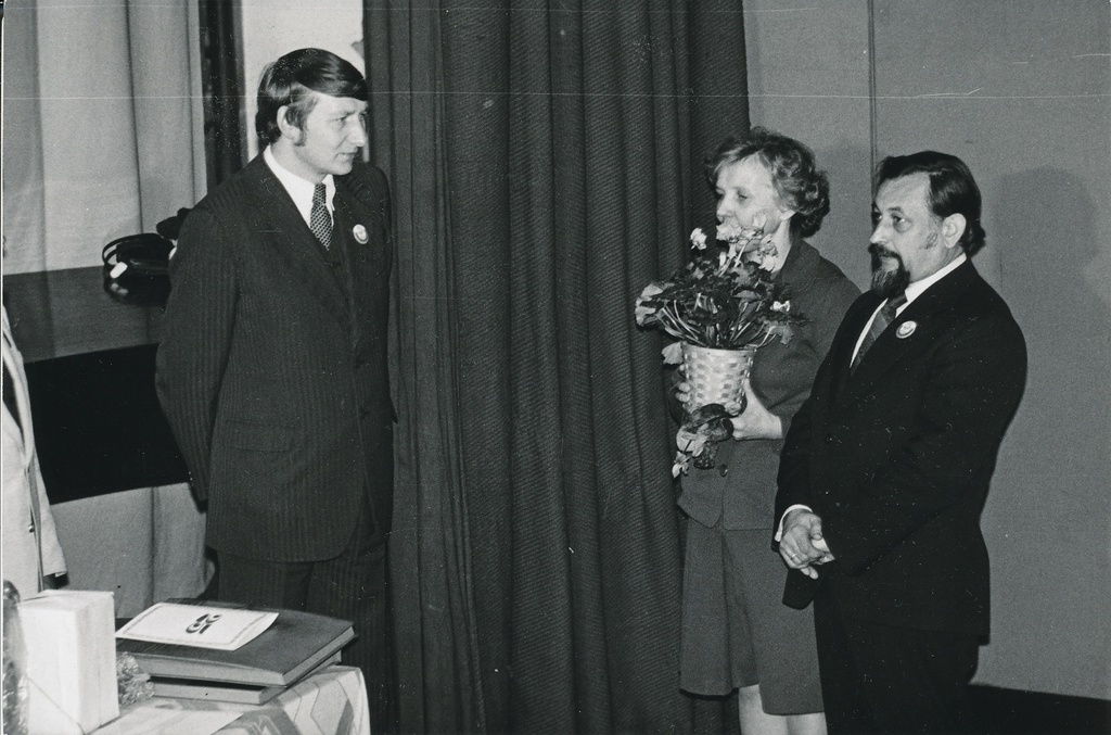 Foto. Võru Laste Muusikakooli 25. aastapäeva pühitsemine 12. detsembril 1981.a.Kooli õnnitlevad endised õpetajad Eva ja Lembit  Tammemägi.