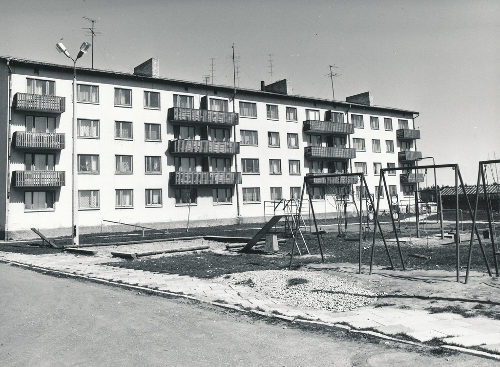 Foto. Väimela Näidissovhoostehnikumi elamu Põllu tee 4.(1970) mais 1981.a.