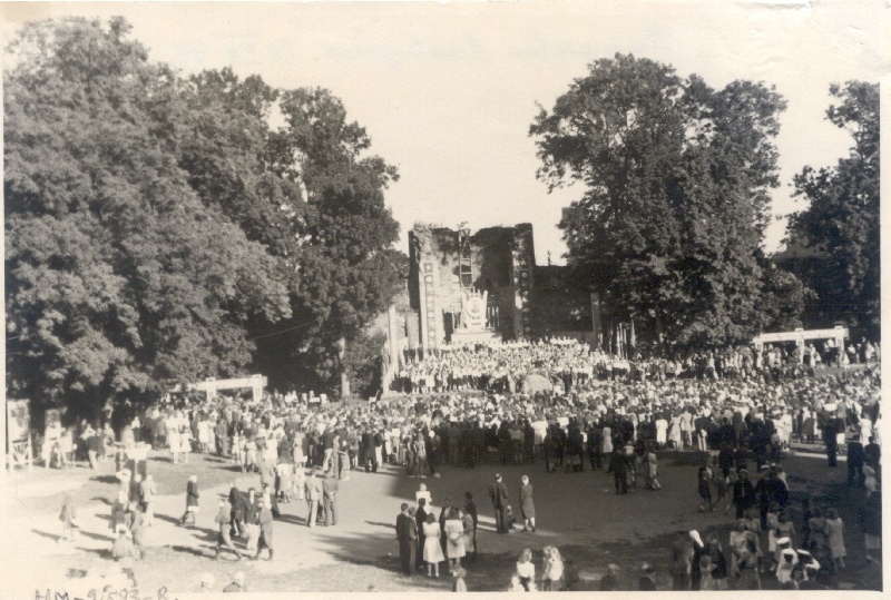 Foto. Haapsalu laulupäev 10.07.1949. Üldvaade peoplatsile linnuseõuel.