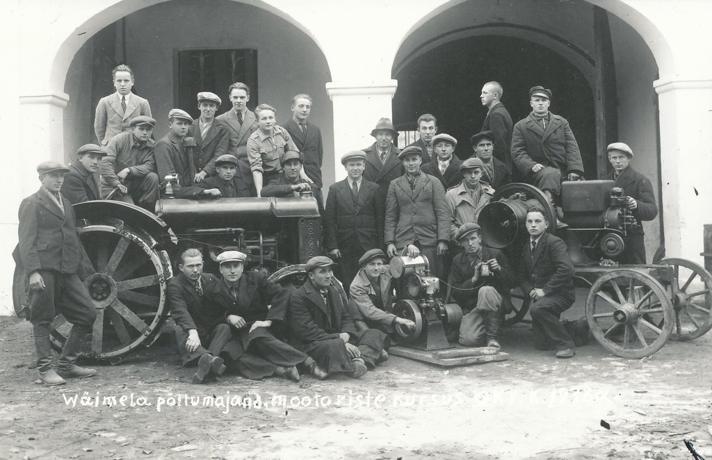 Foto. Väimela põllumajanduslikust motoristide kursustest osavõtjad 1938.a. oktoobris.