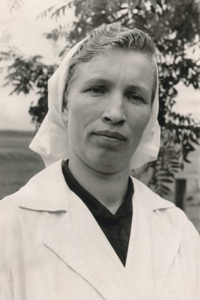 Foto.Väimela Näidiskatsesovhoosi  eesrindlik lüpsja-karjatalitaja Elviira Heletäht juulis 1961.a.