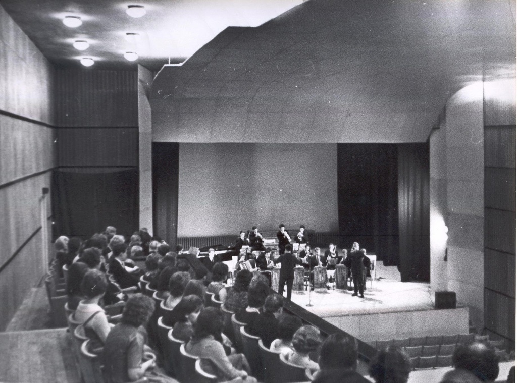 Foto. Võru kultuurimaja "Kannel" noorte estraadiorkester  "NEO" kontsert kontserdisaalis 1964.a.