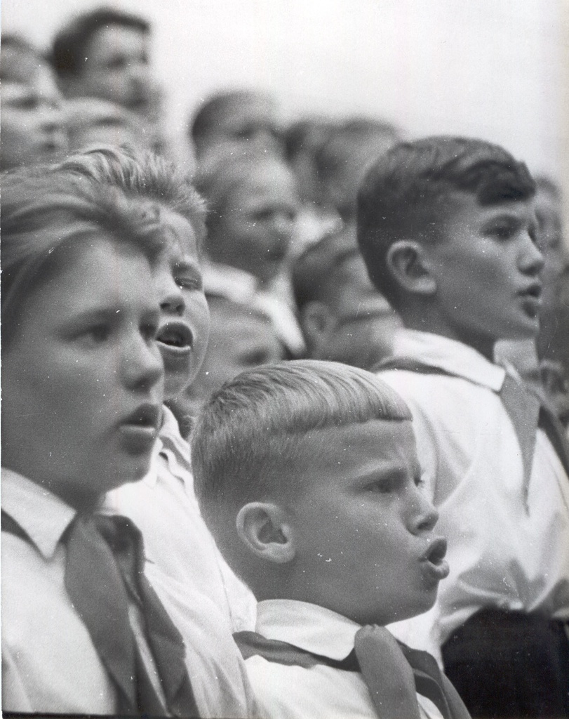 Foto. Võru rajooni koolinoorte II laulupäev Kubijal 3.juunil 1962.a.  Poistekoori liikmeid.