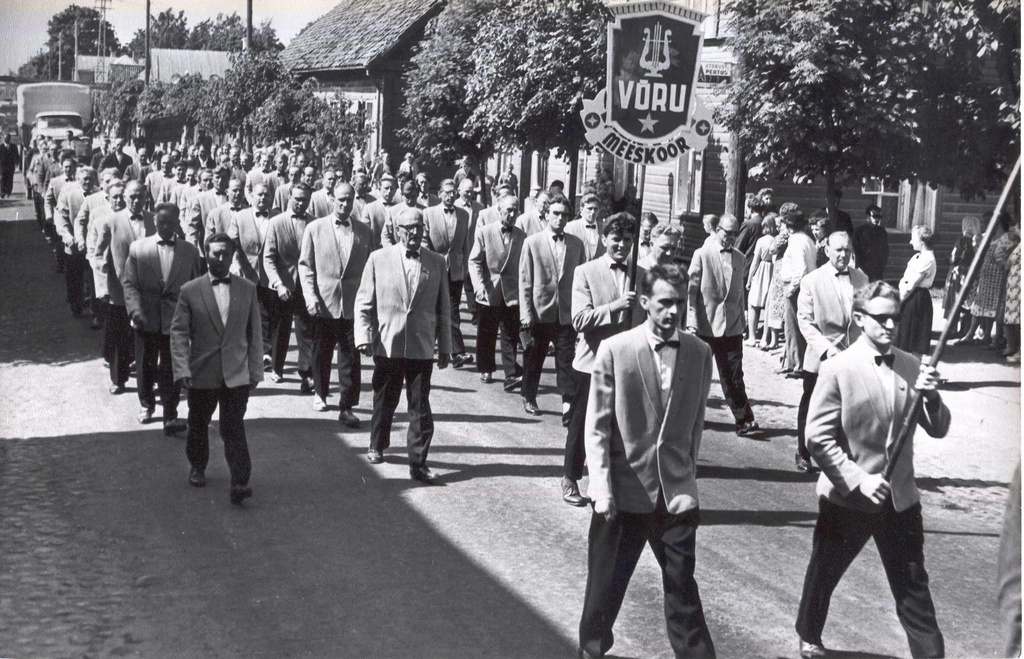 Foto. Võru rajooni laulupäev 1963.a. Rongkäik Kreutzwaldi tänaval, ees  Võru TK meeskoor.