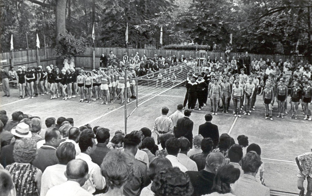 Foto. Võrkpallivõistlused ajaleht "Töörahva Elu" karikale Võrus 20.-22.juulini 1965.a. Laste Spordikooli mänguväljakul. Avamine