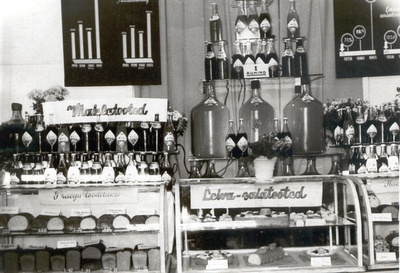 Foto. Võru Rajooni Täitevkomitee Segatööstuskombinaadi Võru Mahlatööstus ja Leivatööstus näitusel Võrus 1964.a.  similar photo