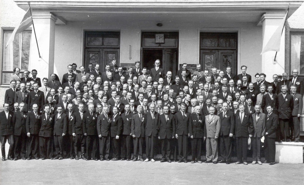 Foto. Suure Isamaasõja võidu 20.aastapäeva pidustused Võrus 9.mail 1965.a.Veteranid Võru I Keskkooli trepil.