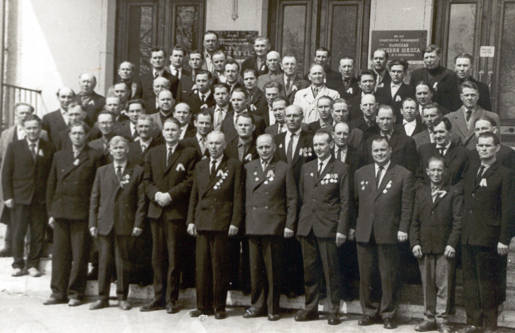Foto. Suure Isamaasõja võidu 20. aastapäeva pidustused Võrus 9.mail 1965.a.veteranid Võru I Keskkooli trepil.