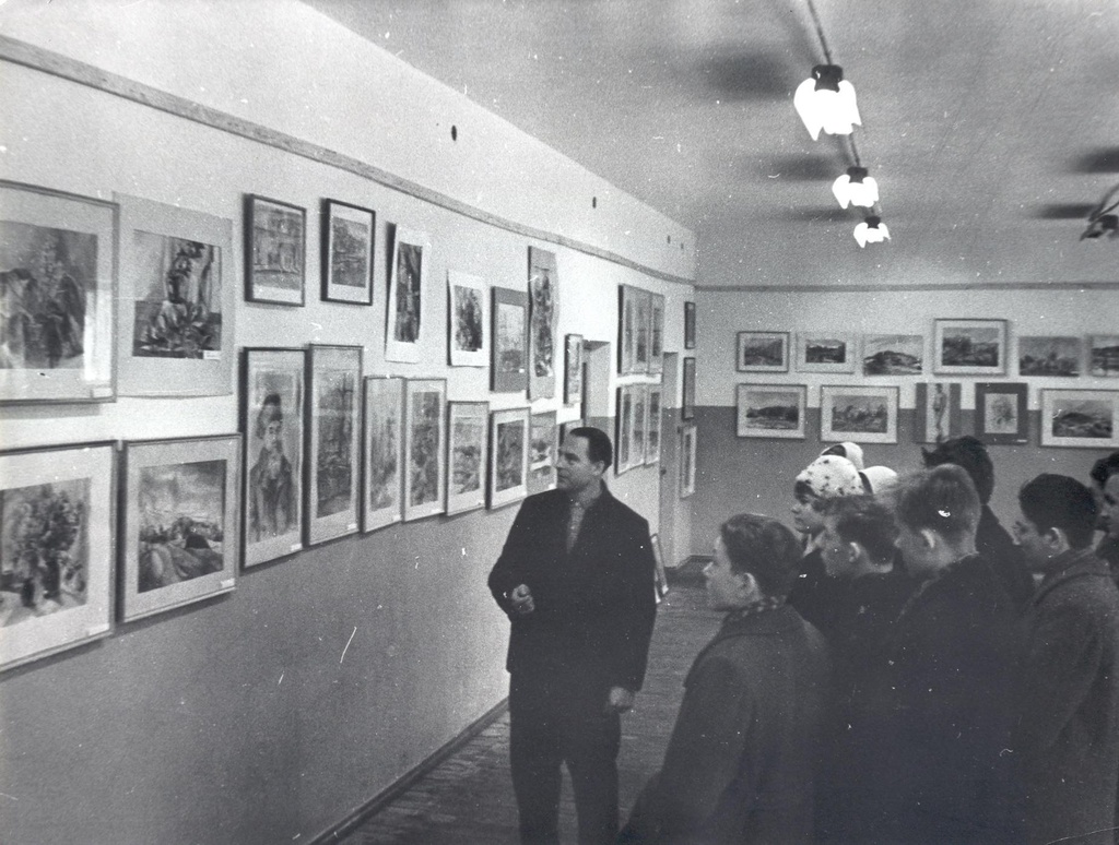 Foto. Võru isetegevudslike kunstnike näitus teeninduskombinaat "Tamula" saalis 1963.a.